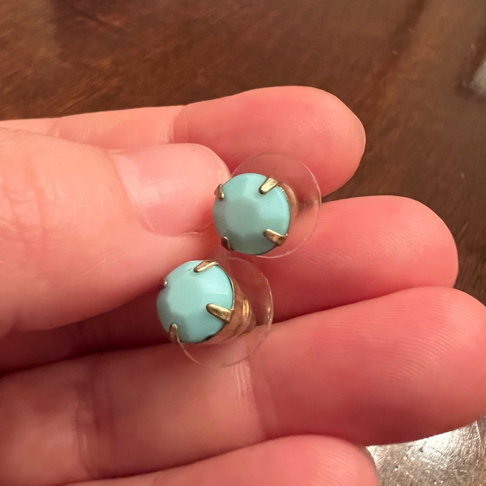 Turquoise stone earring